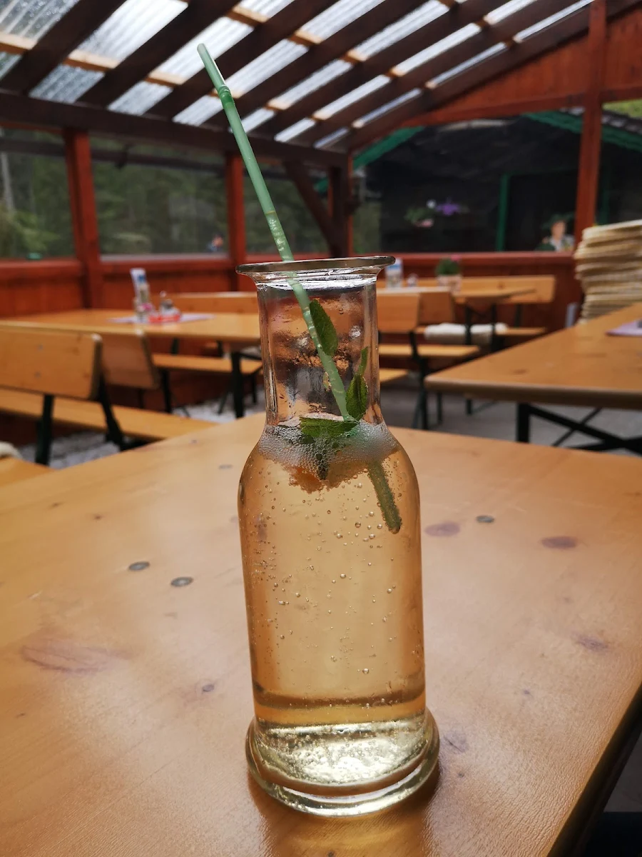 Selbstgemachte Kräuterlimonade