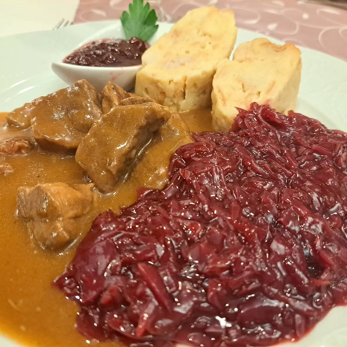Wild Mit Semmelknödel Und Rotkraut