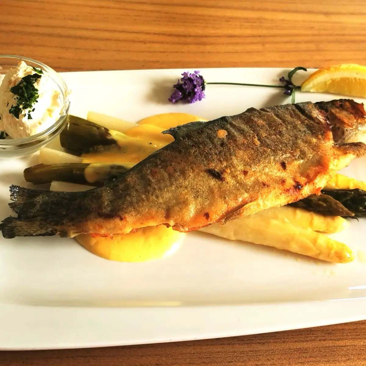 Gebratene Forelle Mit Spargel