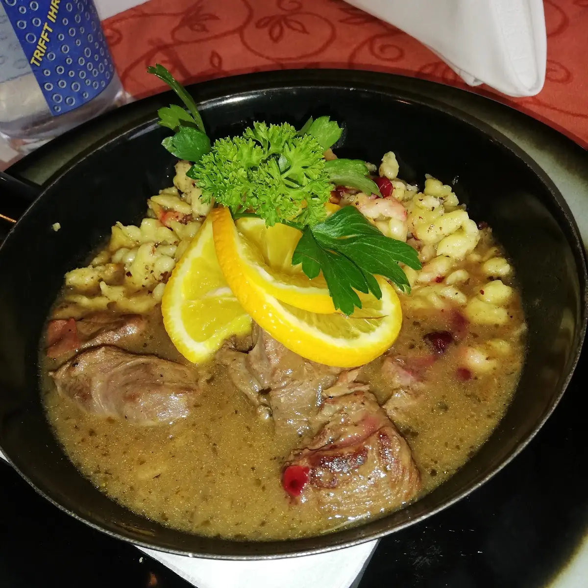 Wild Ragout Mit Haselnuss Spätzle