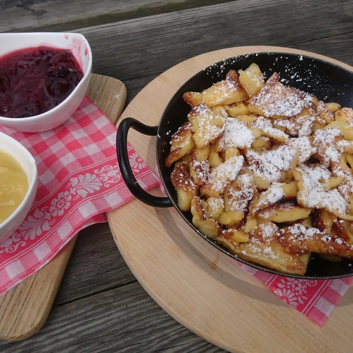 Kaiserschmarrn Mit Zweckenröster Und Apfelmus