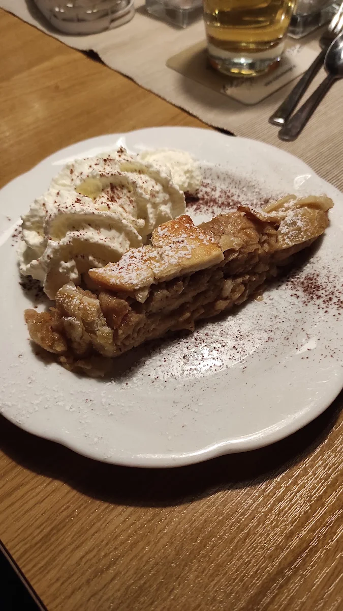 Apfelstrudel Mit Schlagsahne