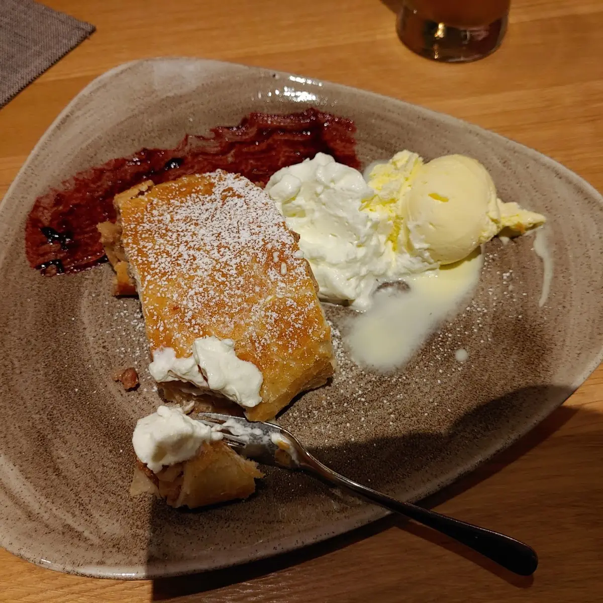 Apfelstrudel Mit Sahne Und Eis, Gasthof - Restaurant Löcker