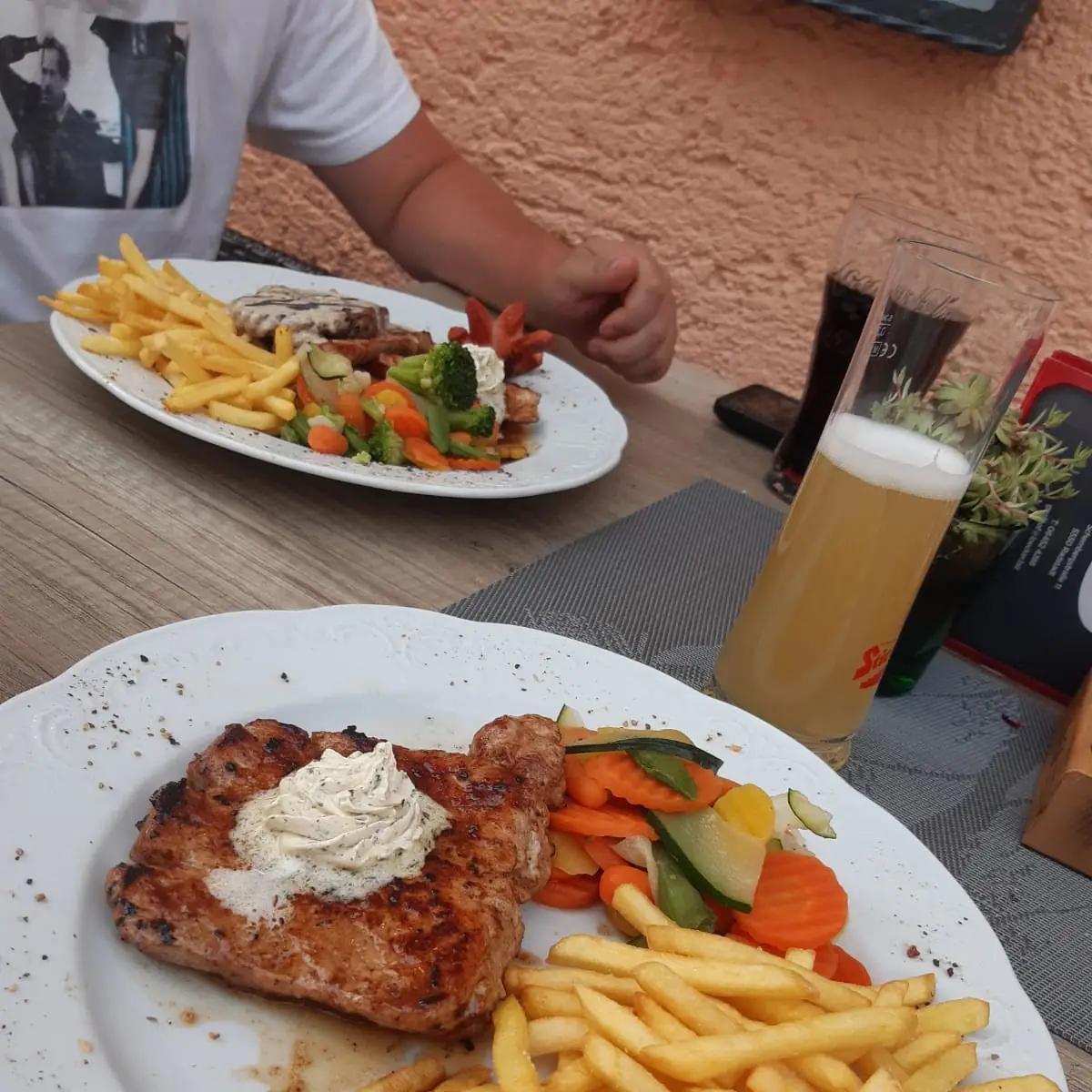 Grillteller Und Holzfällersteak, Gasthof - Restaurant Löcker