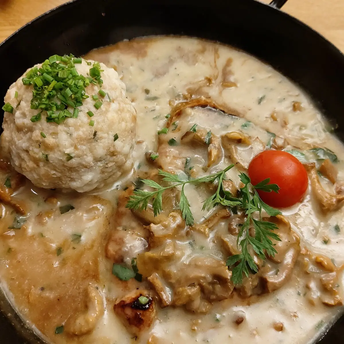 Schweinerückensteak Mit Eierschwammerl Sauce Und Semmelknödel, Gasthof - Restaurant Löcker
