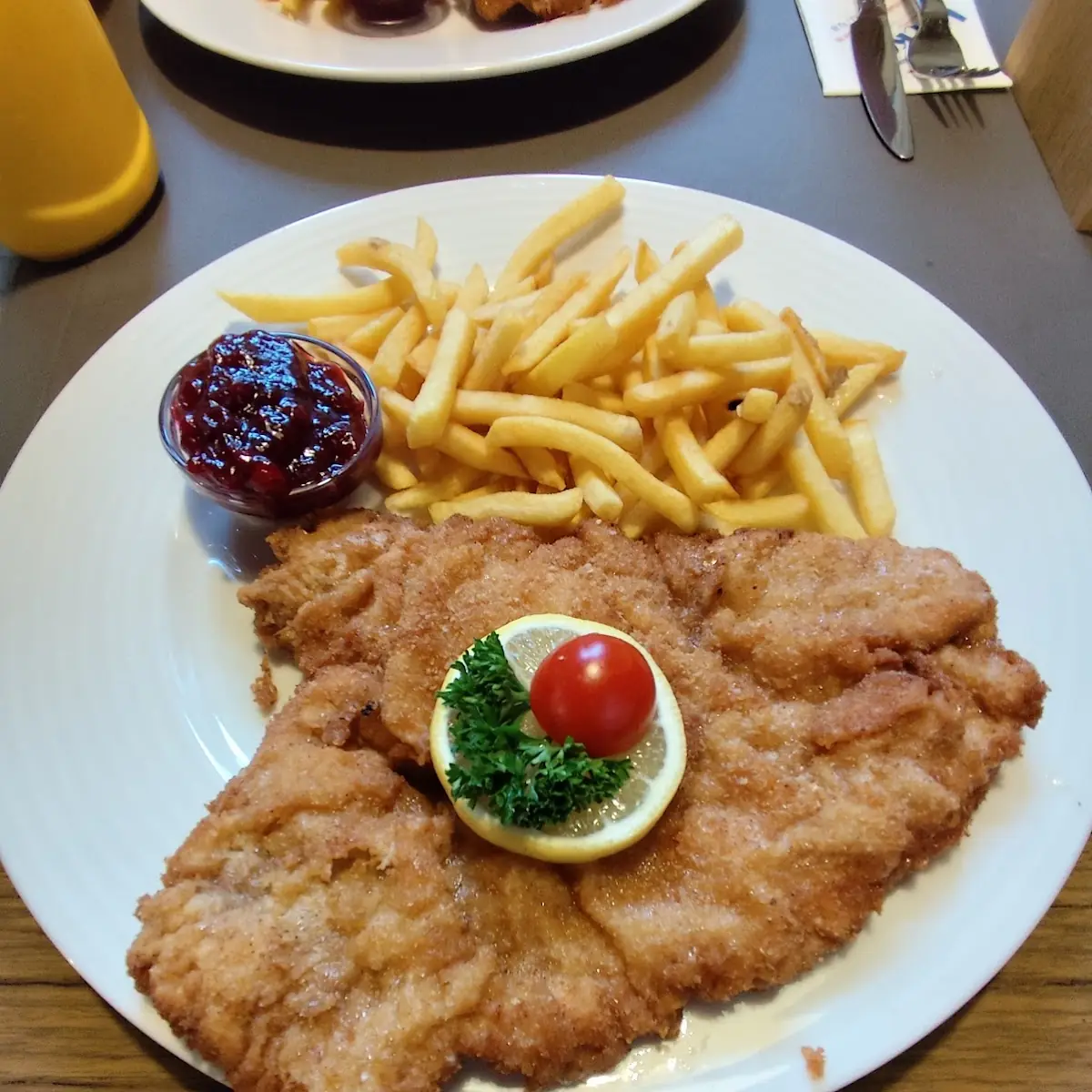 Wiener Schnitzel Mit Preißelbeeren, Gasthof - Restaurant Löcker