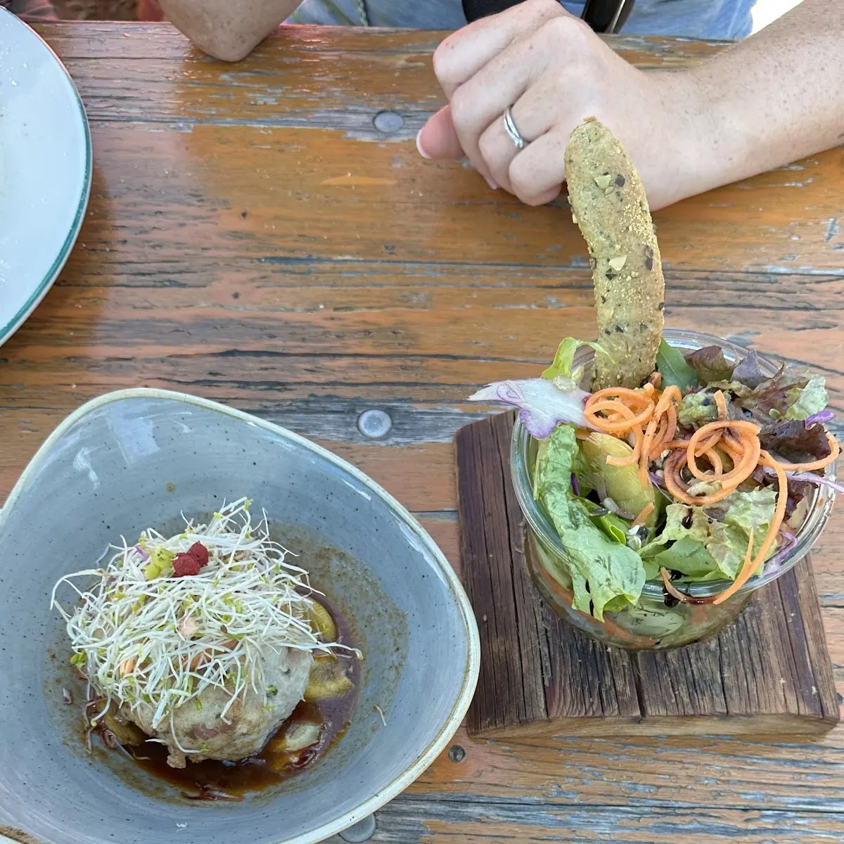 Speckknödel Mit Sauce Und Salat
