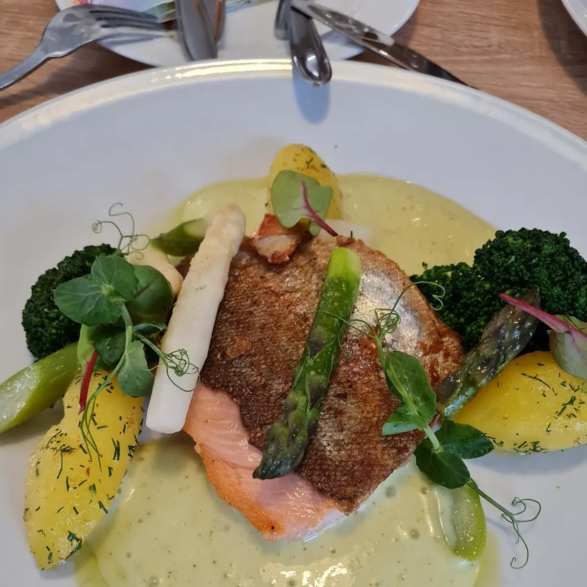 Gegrillte Forellienfilets Mit Kartoffeln Und Sosse