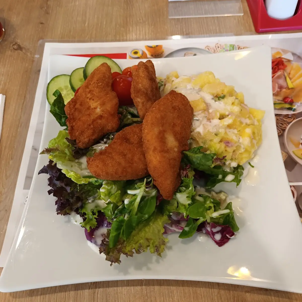 Backhuhn Auf Blattsalat