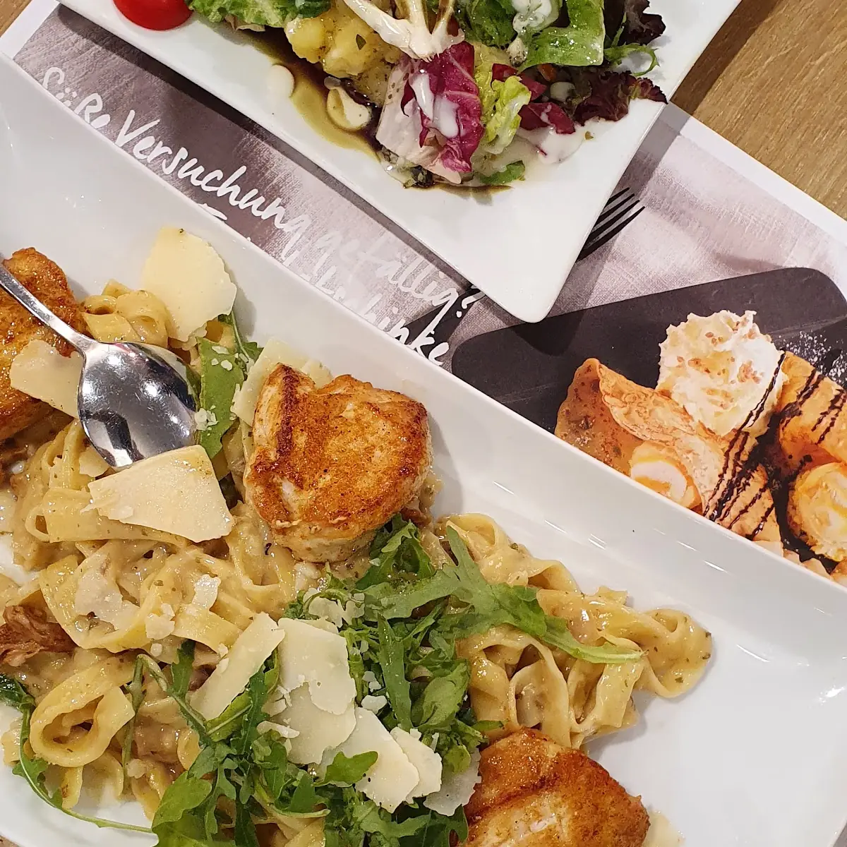 Gegrillte Hühnermedaillons Auf Tagliatelle Mit Eierschwammerl Rucola Und Parmesan
