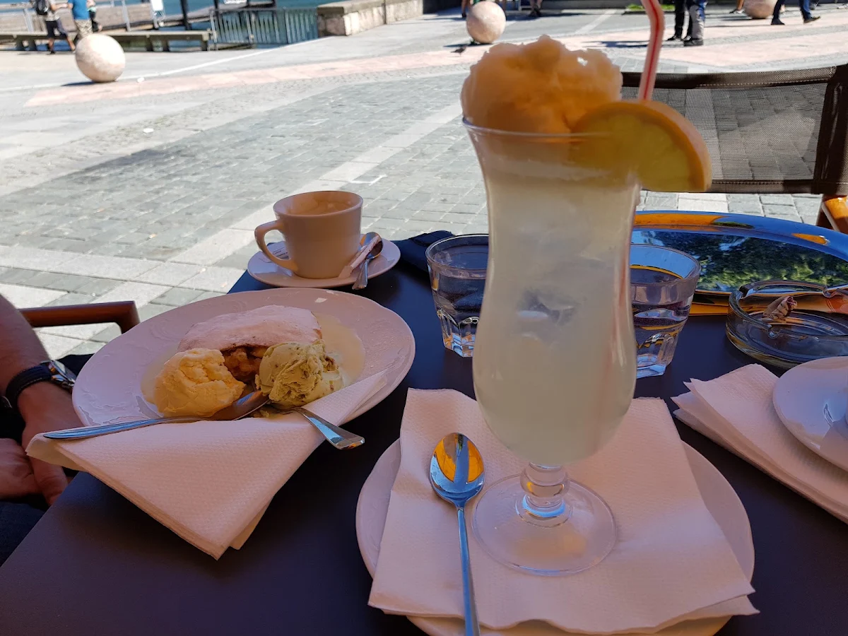 Strudel Und Prosecco Mit Zitroneneis