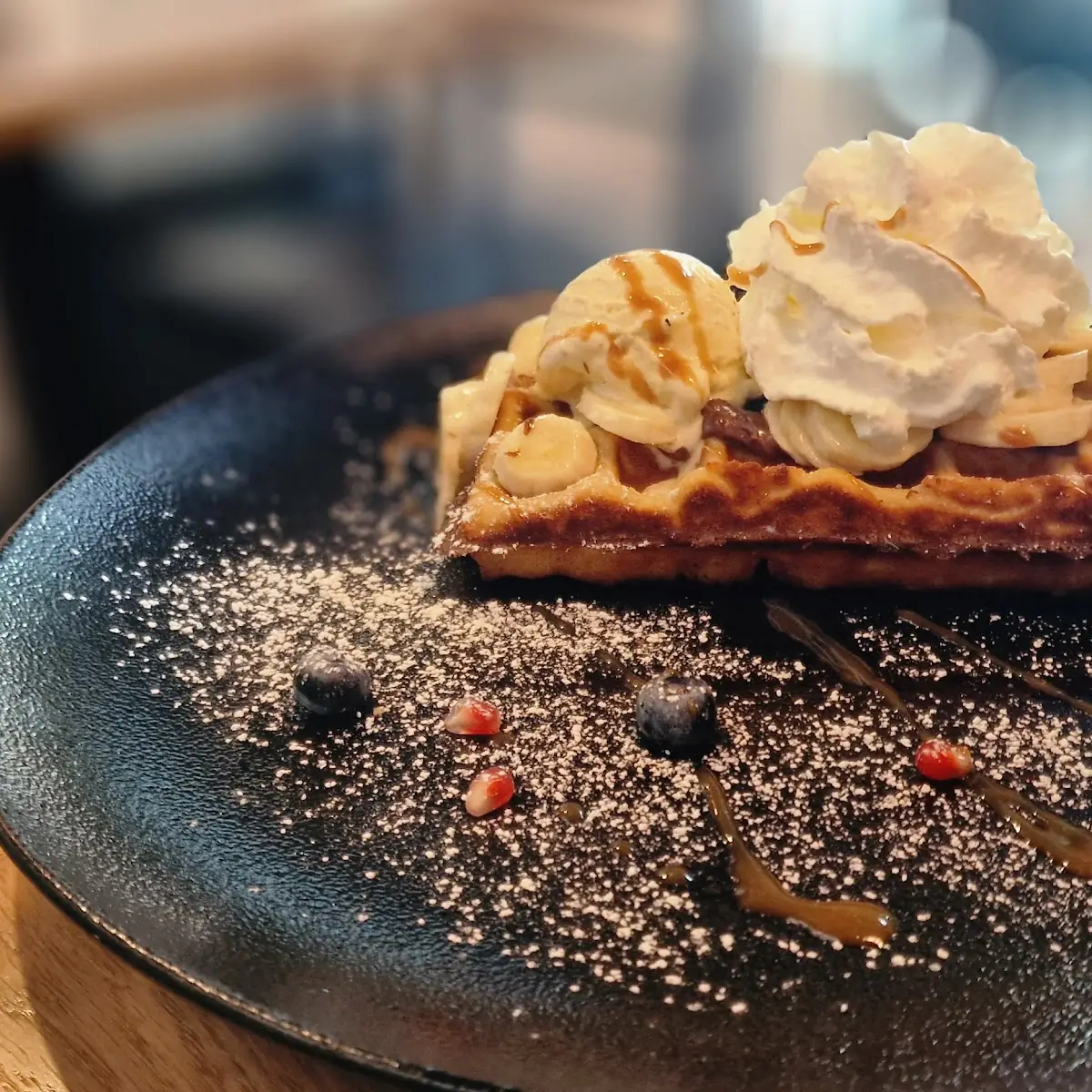 Belgische Waffel Mit Karamelananas Vanilleeis