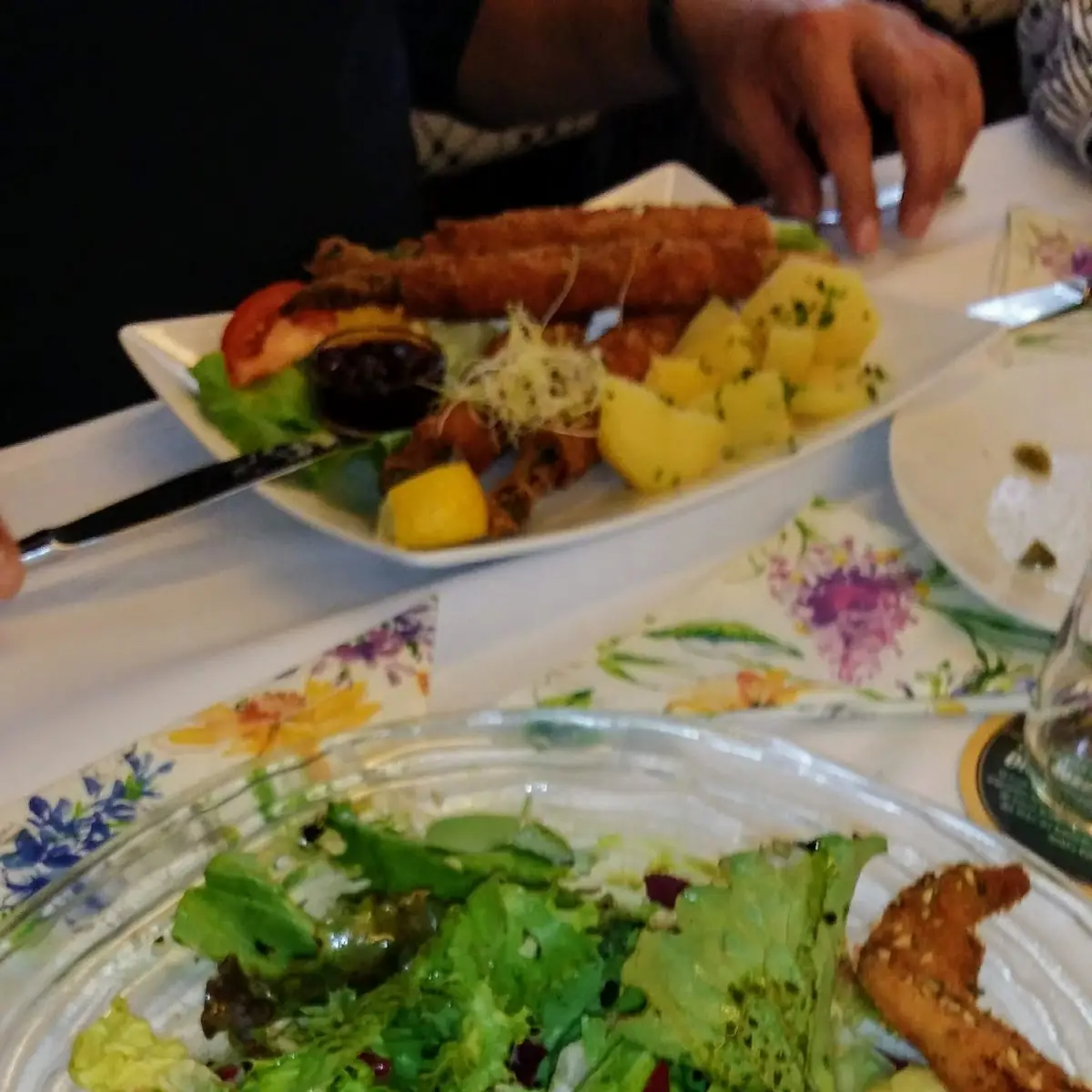 Backhendlsalat Im Hintergrund Gebackener Spargel