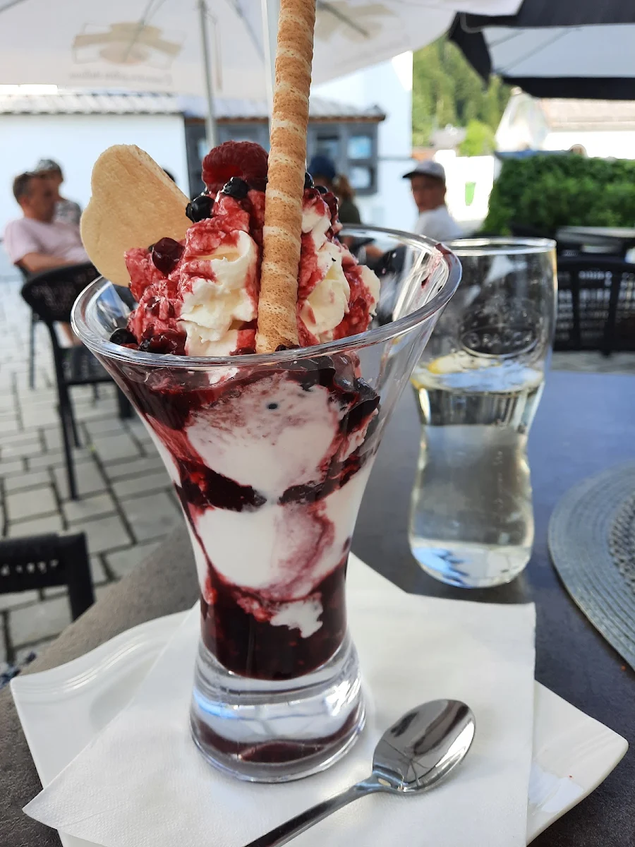 Jogurteis Mit Frischen Beeren