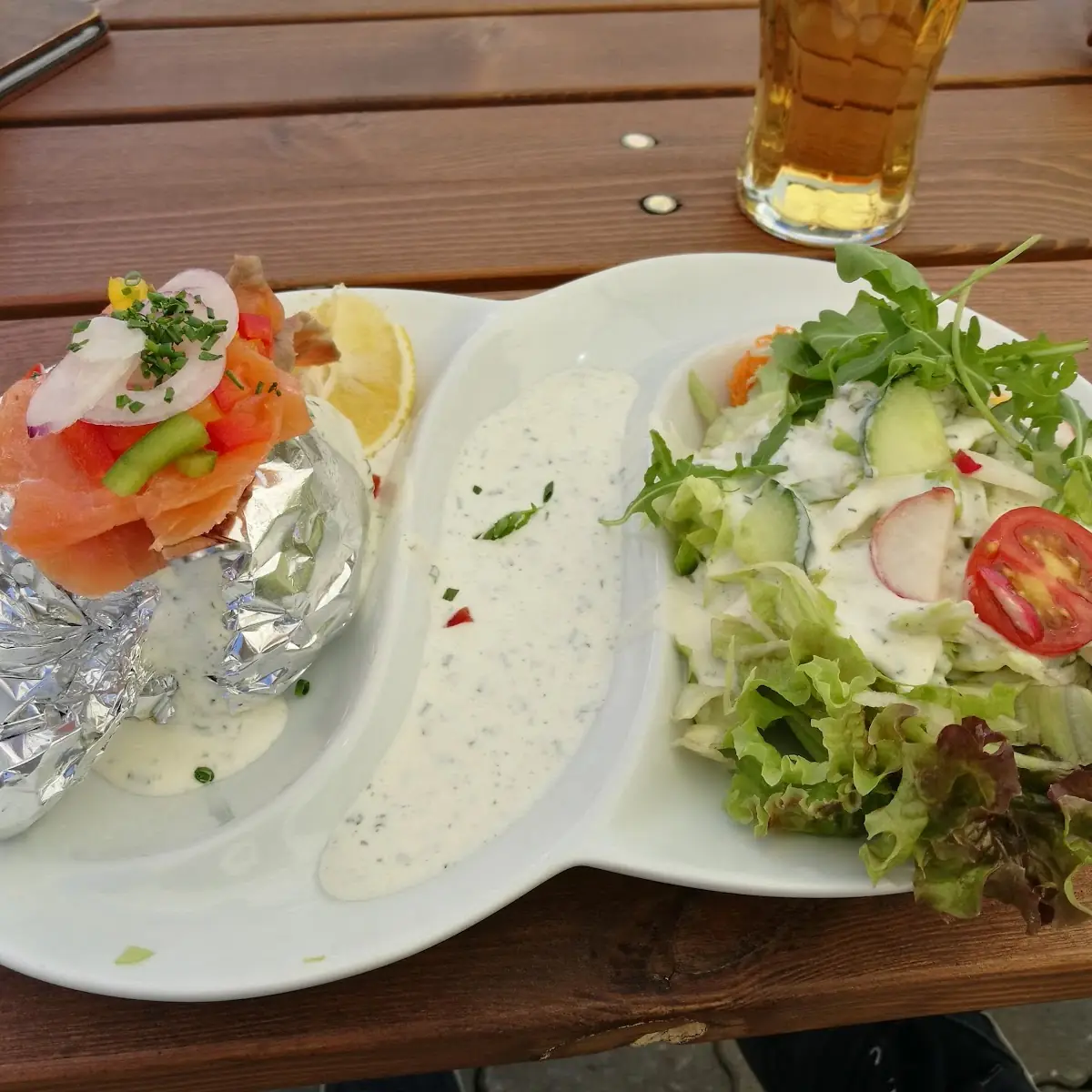 Ofenkartoffel Mit Kräuterquark Lachs Und Salat