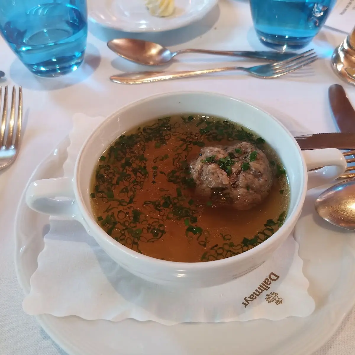 Hausgemachter Knödel In Rinderbrühe