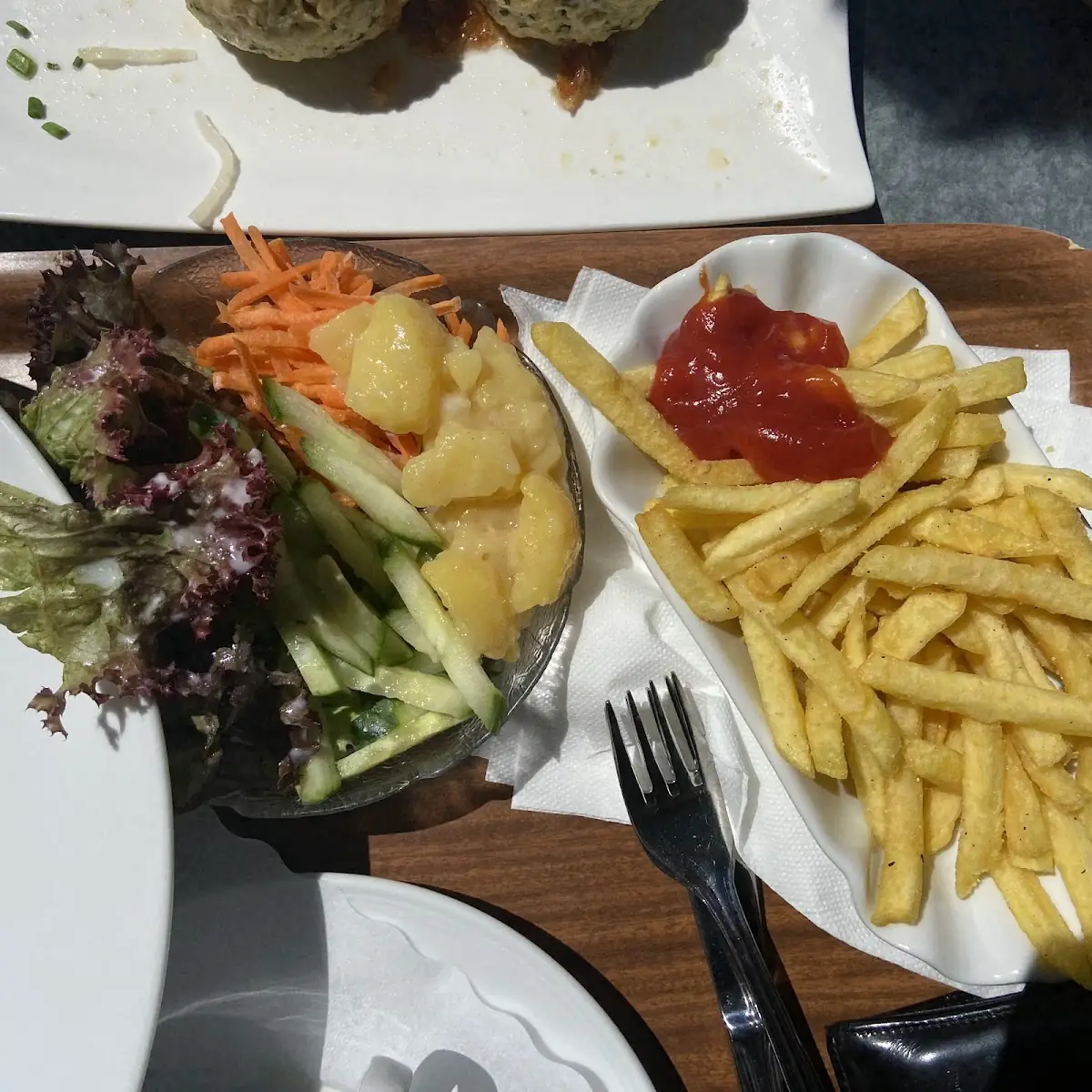 Salat Und Pommes Frites