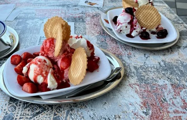 Erdbeerbecher, Gelato Eisdielen Arno Mazzer KG
