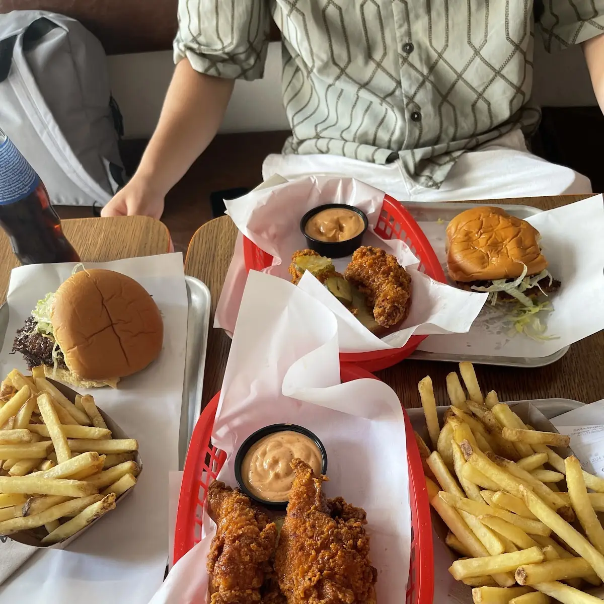 2 Chicken Tenders Mit Honeybutter Und Pommes Und Ein Cheeseburger Mit Pommes