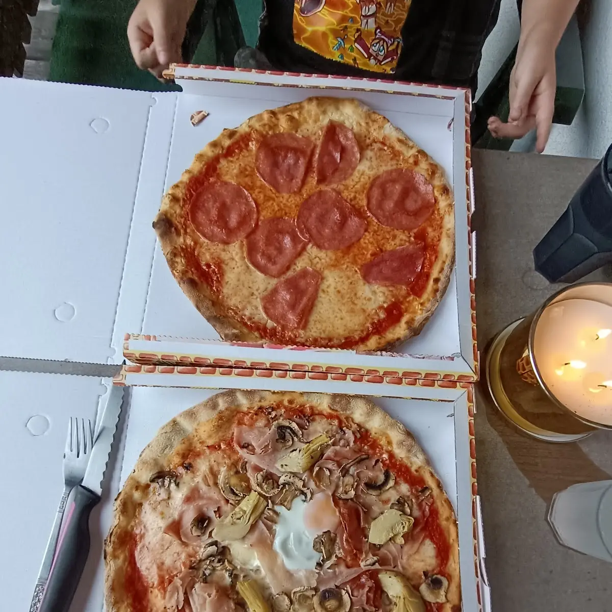 Pizza Salami Und Pizza Rusticana