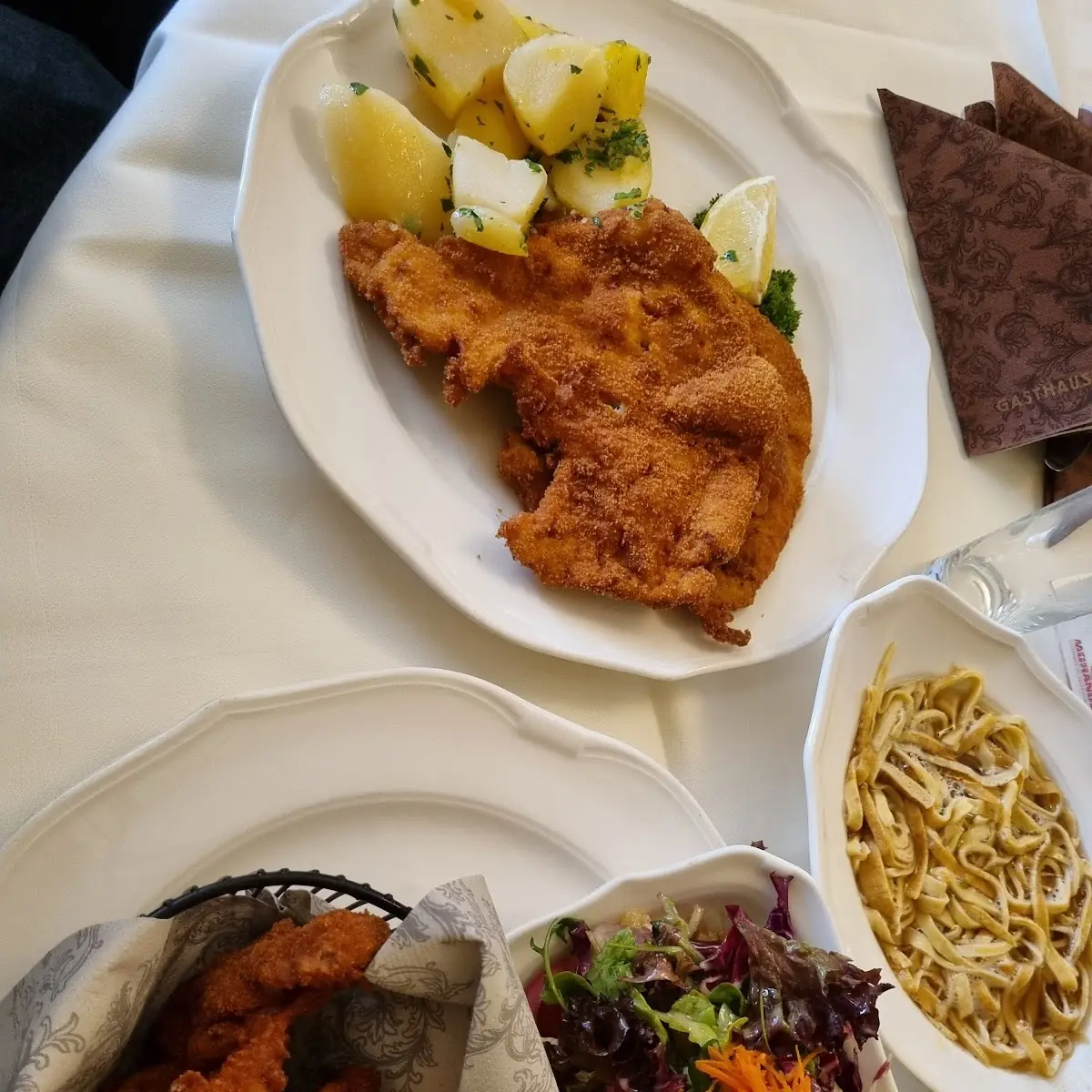 Wiener Schnitzel Vom Kalb Mit Petersilienkartoffeln Und Preiselbeeren