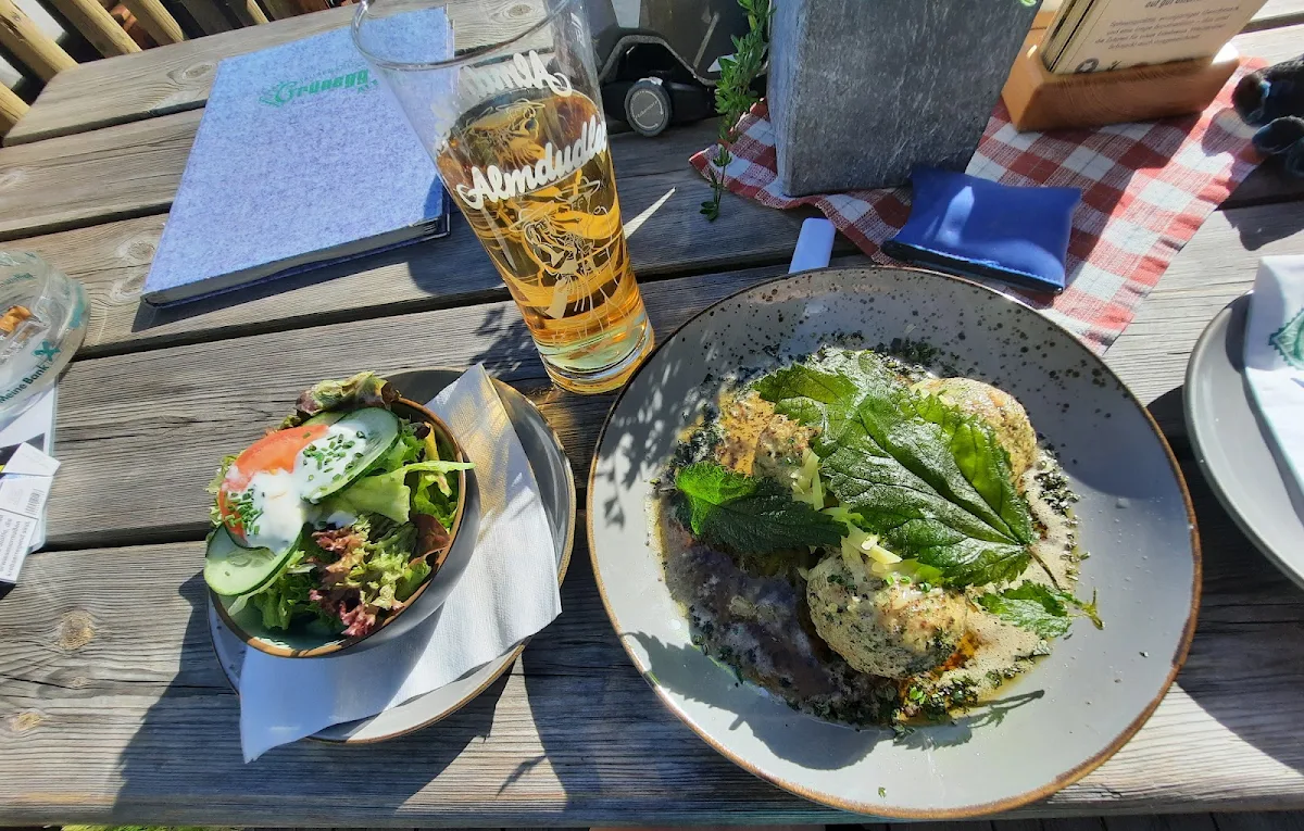 Brenneselknödel Mit Bergkamen Und Salat