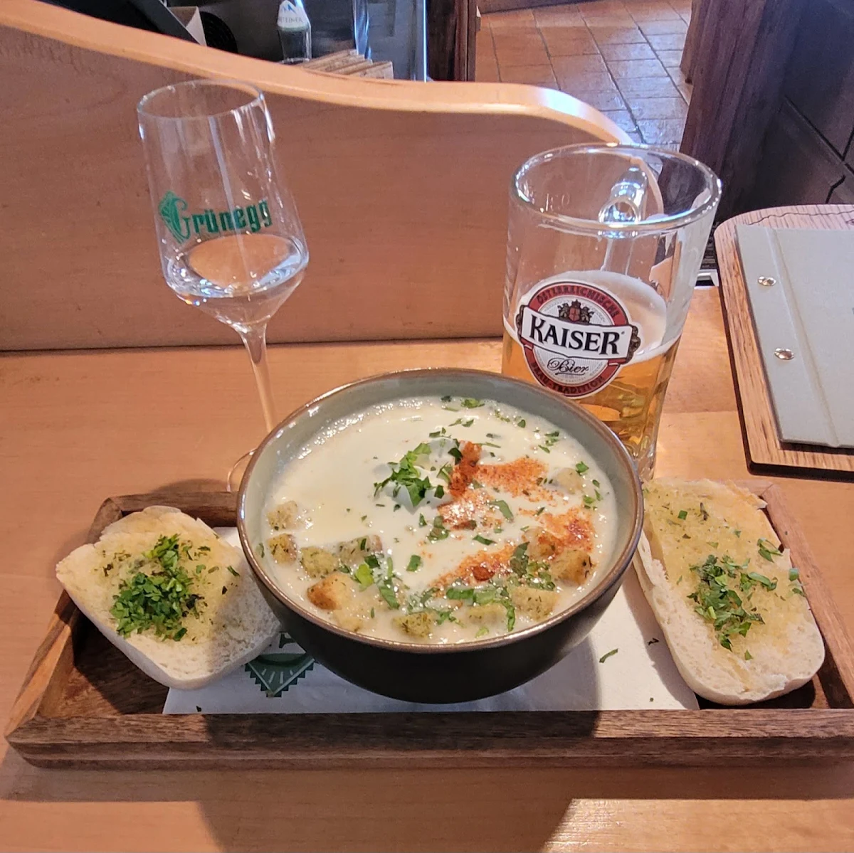 Knoblauchcremesuppe Und Knoblauchbrot