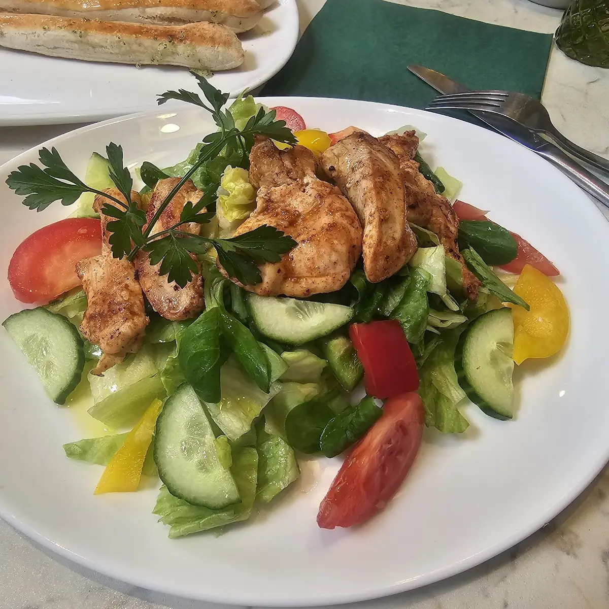 Gegrillte Hühnerstreifen Auf Buntem Blattsalat