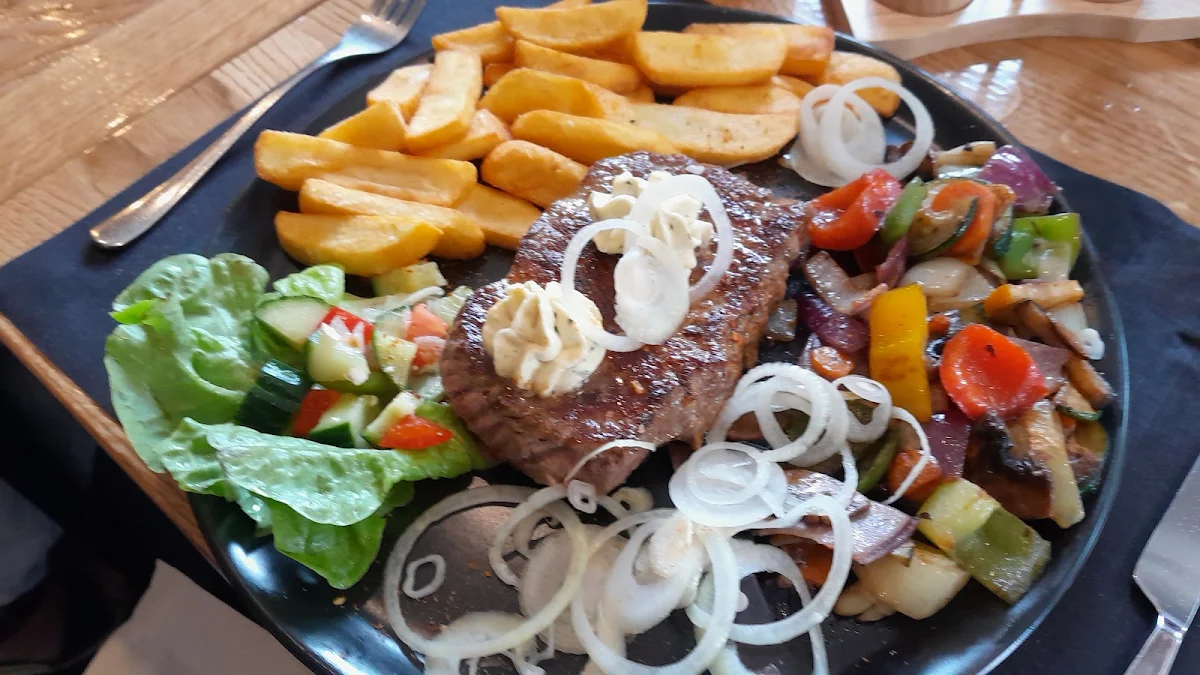 Rumpsteak Mit Kräuterbutter Pommes Und Gemüse