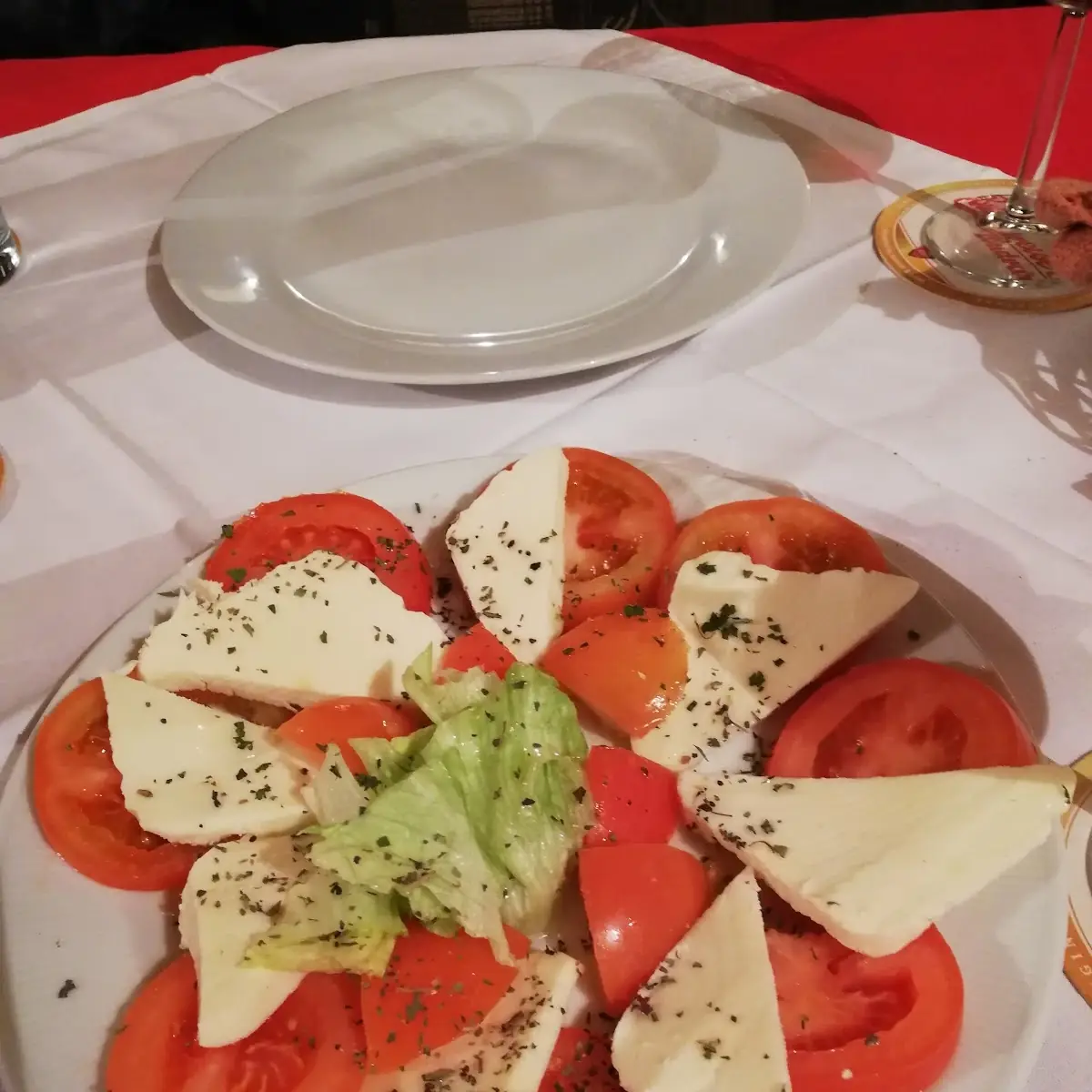 Mozzarella Caprese Mit Tomatenscheiben