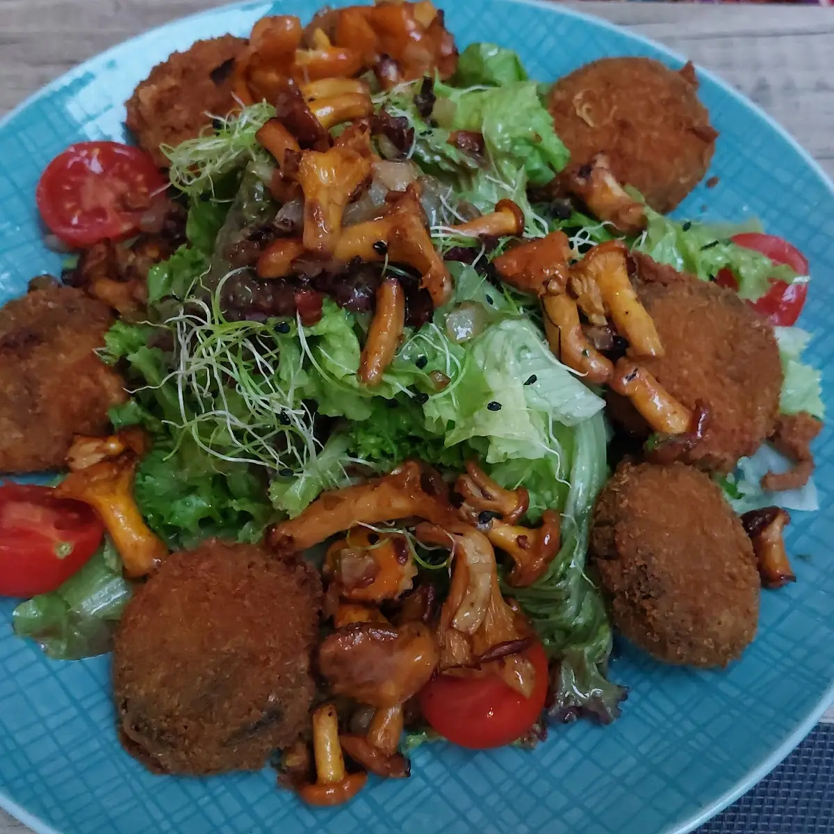 Blunznradln Parniert Mit Eierschwammerl Auf Salatbett