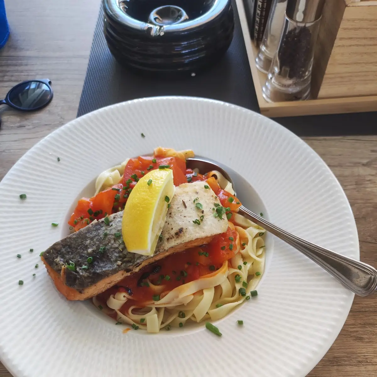 Lachsfilet Auf Tagliatelle Mit Tomate