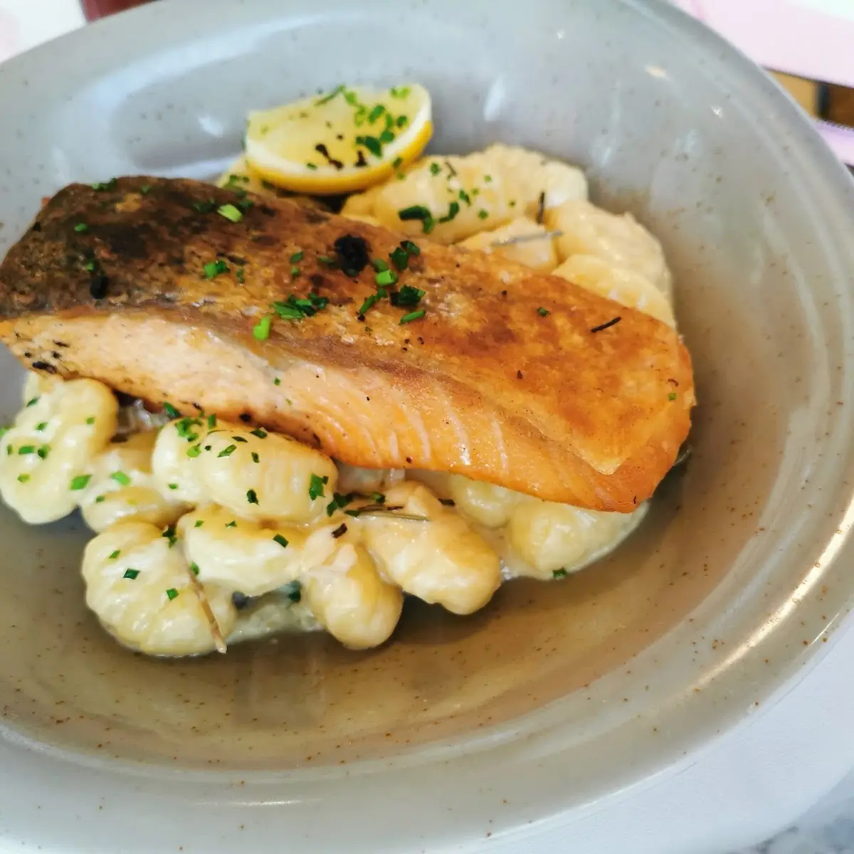 Lachsfilet Gegrillt Auf Rosmarin Gnocchi