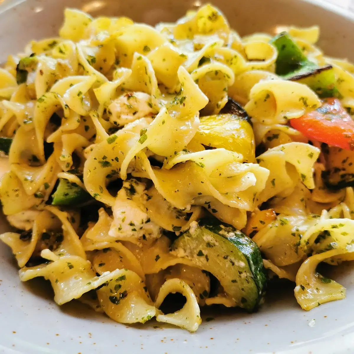 Tagliatelle Mit Gemüse Fetakäse Basilikum Und Knoblauch
