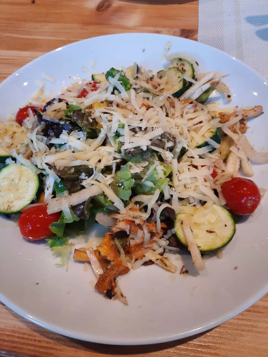 Genusssalat Mit Gebratenem Gemüse Und Almkäse