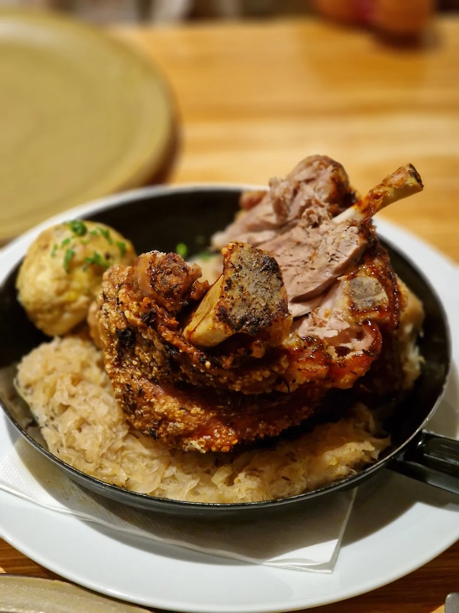 Haxe Mit Sauerkraut Und Knödel