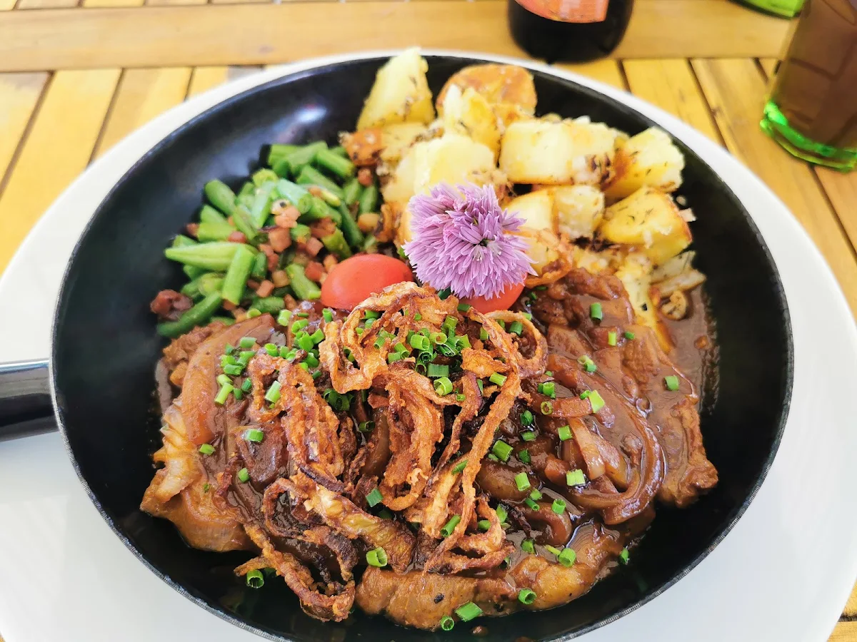 Zwiebelrostbraten Mit Röstkartoffeln Und Speckbohnen