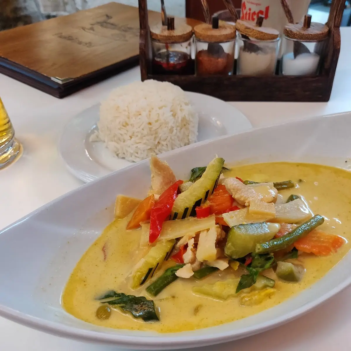 Gelbes Thai-curry Menü