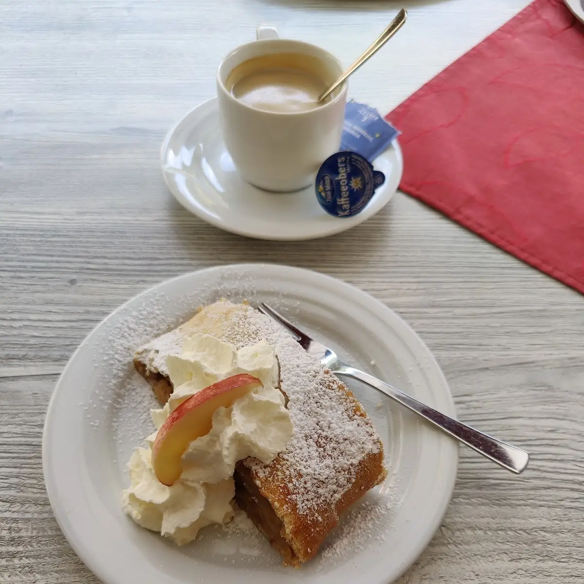 Apfelstrüdel Mit Sahne