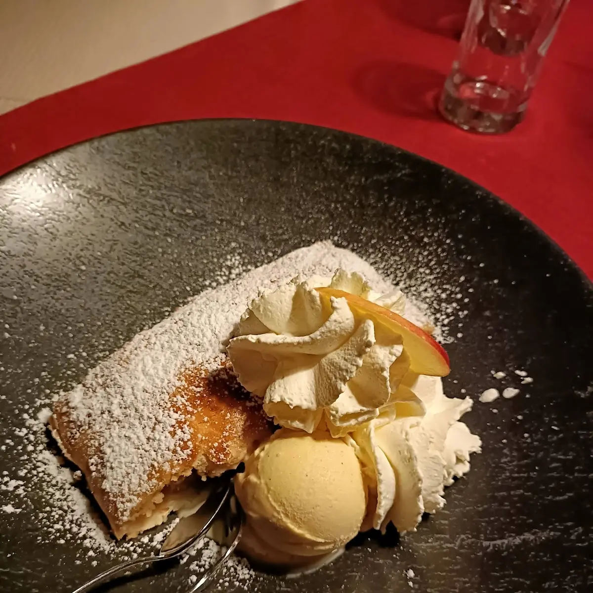 Apfelstrudel Mit Vanilleeis