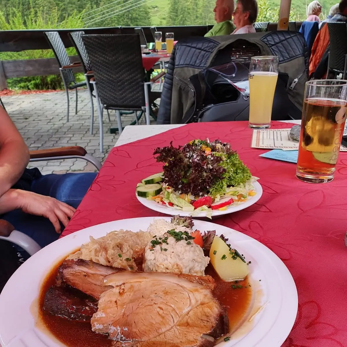 Schweinsbraten Mit Knödel Und Sauerkraut