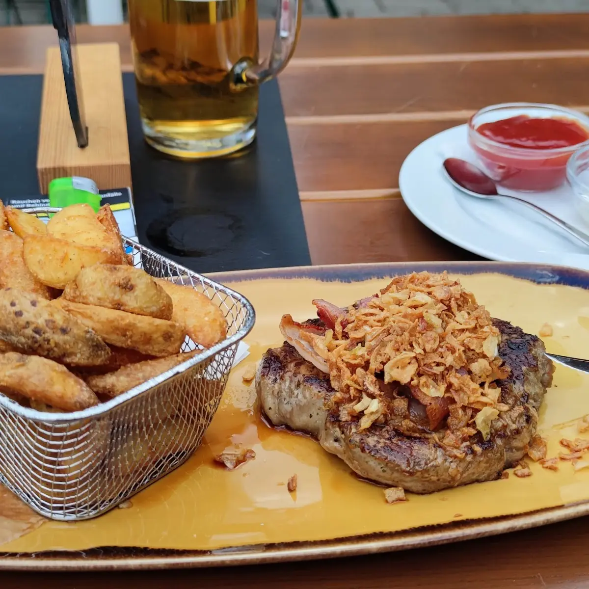 Holzar Steak Schweinenackensteak Mit Röstzwiebeln Speck Und Kartoffelwedges