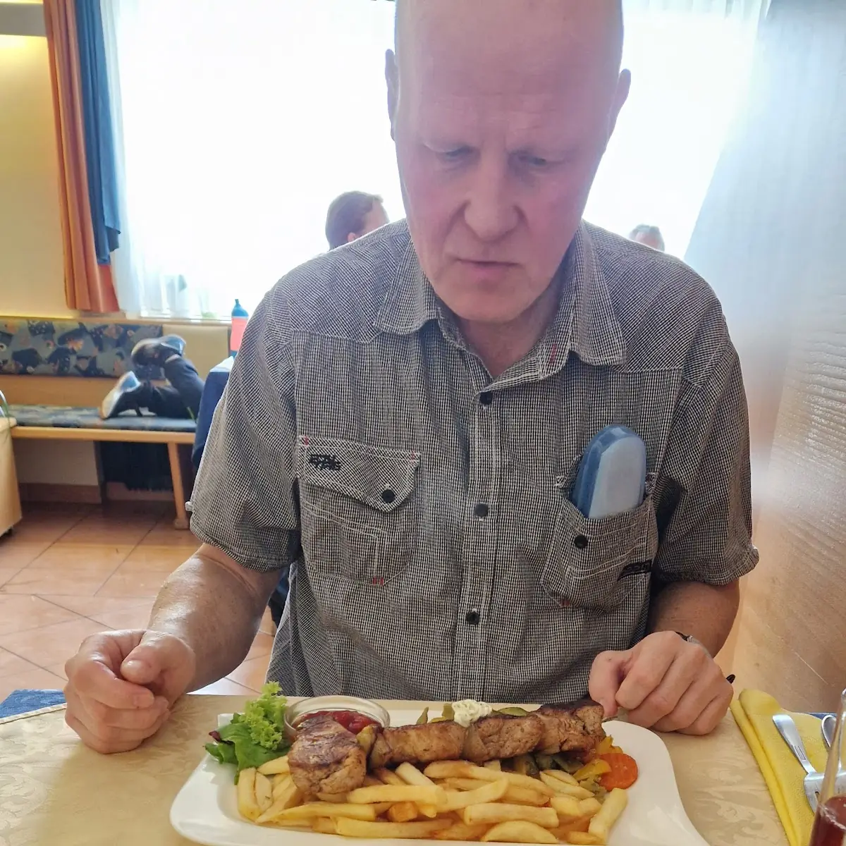 Hinten Schweinespiess Mit Pommes Vorne Zwiebelschnitzel Mit Bratkartoffeln