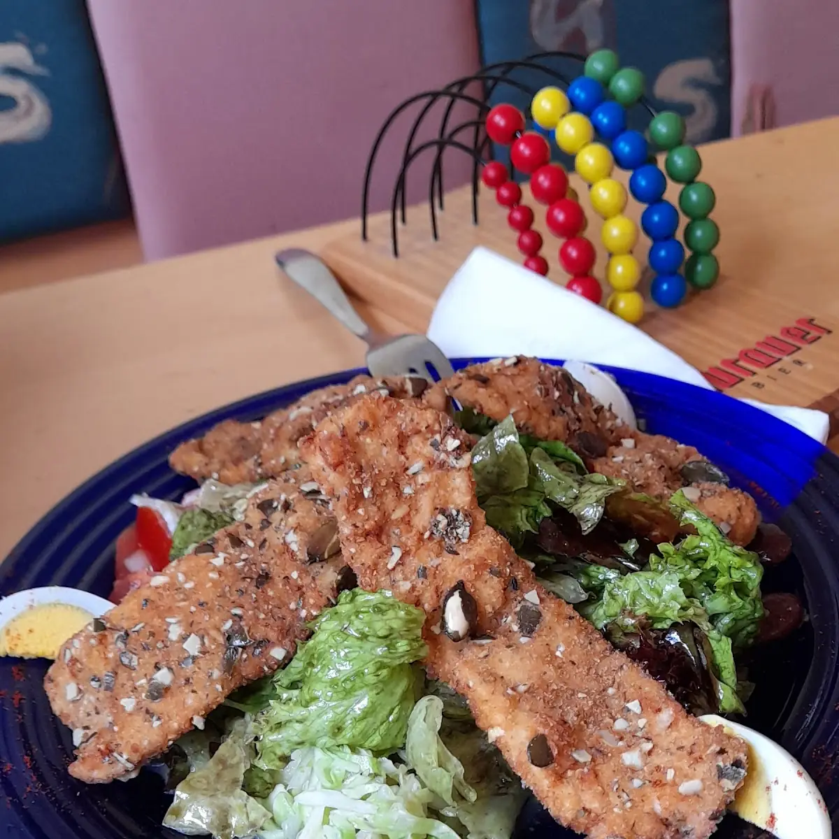 Huhn In Kürbis Panier Mit Salat