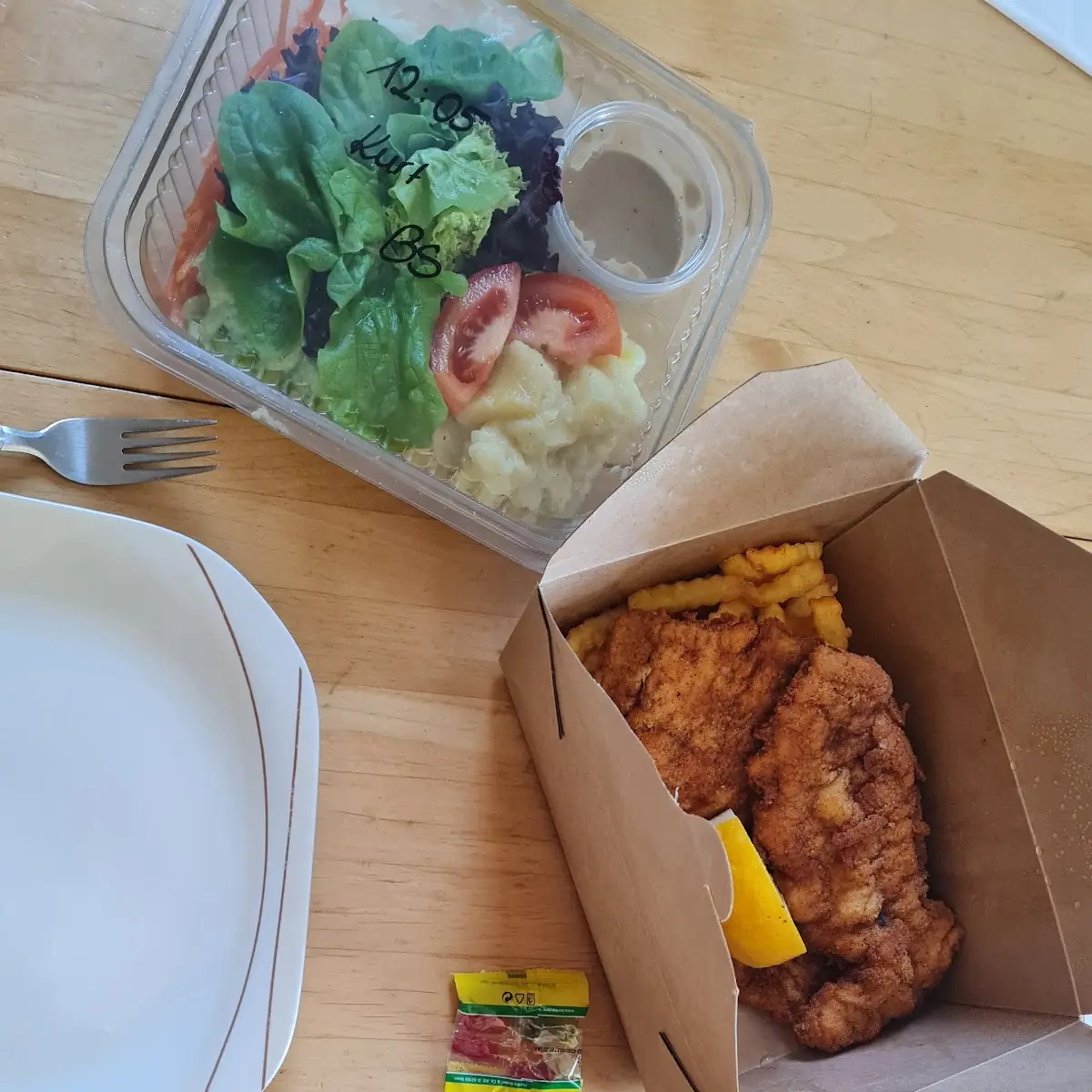 Putenschnitzel Mit Pommes Und Gemischten Salat