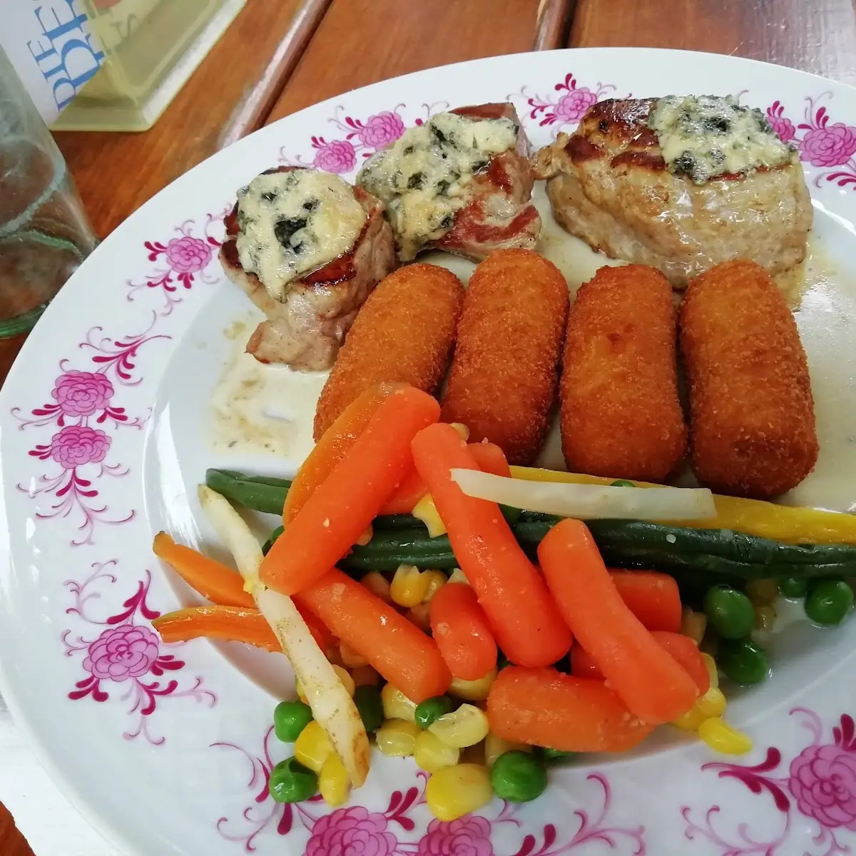 Szűzérme Kék Sajttal Krokettel És Párolt Zöldséggel