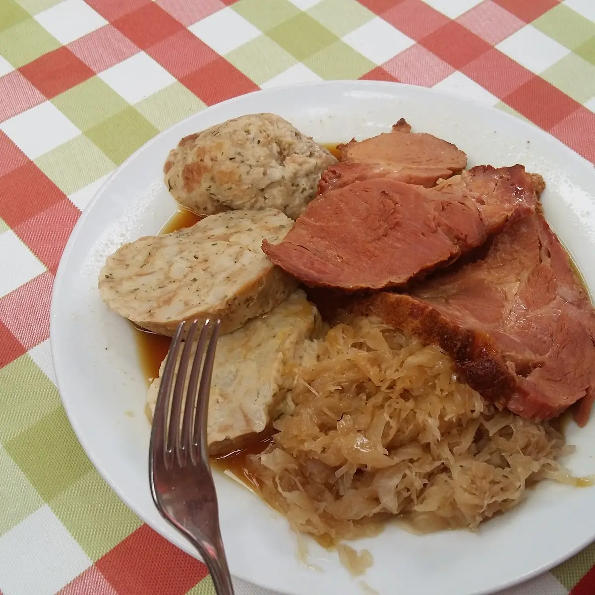 Schweinsbraten Mit Serviettenknödel Und Sauerkraut