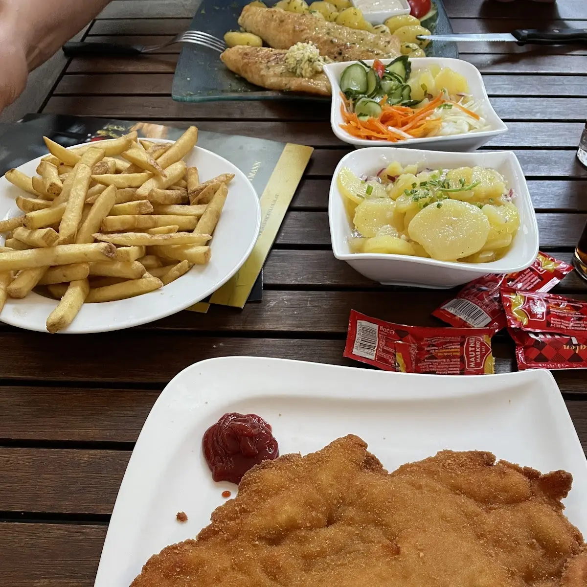Cordon Bleu Mit Pommes Und Kartoffelsalat