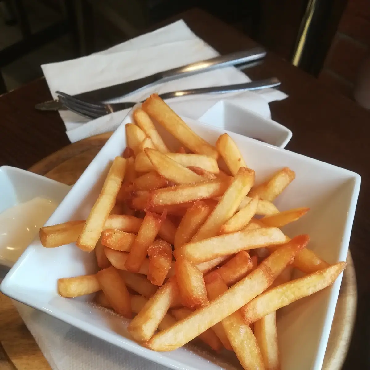 Pommes Mit Mayonnaise Und Ketchup