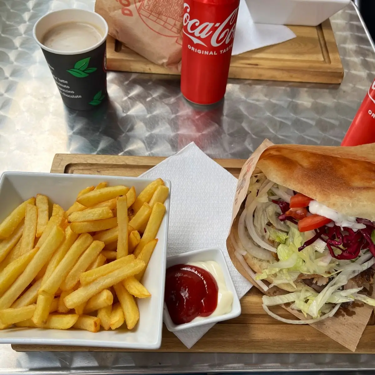 Zestaw Kebab Sandwich Huhn Frytki Cocacola
